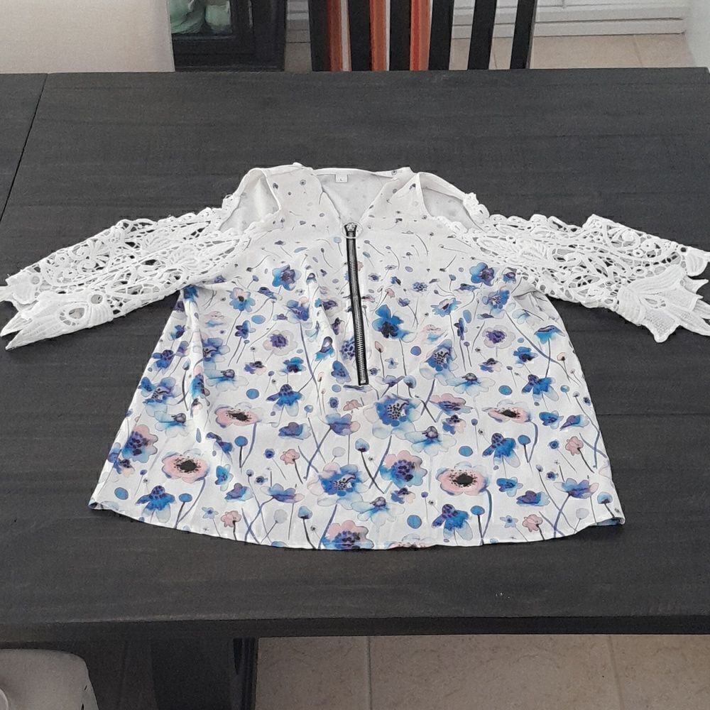 Cut out shoulder blouse - Picture 1 of 5